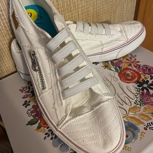 NWOT BLOWFISH SLIP ON WHITE VINTAGE WOMEN SNEAKERS